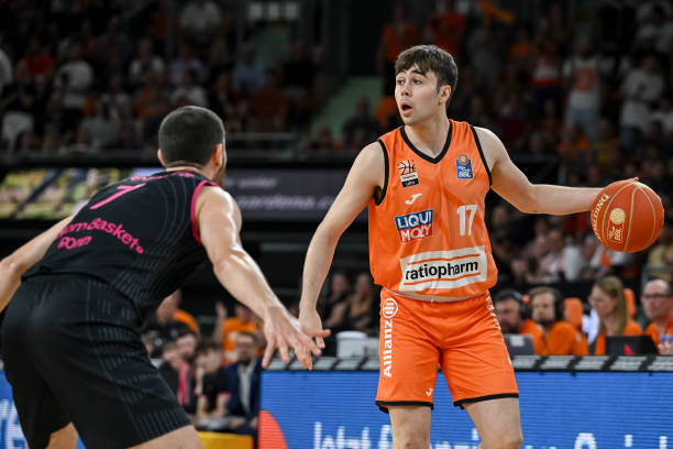 两支球队在 两支球队在